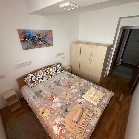 Ira'S 2 Bedroom Central Place With Private Parking Escópia Exterior foto