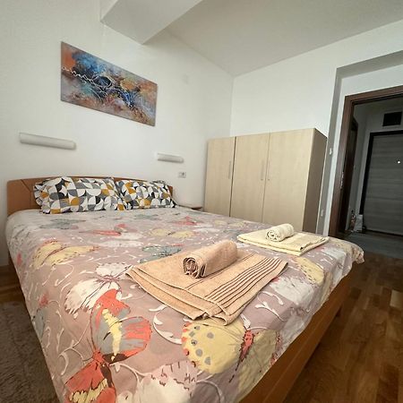 Ira'S 2 Bedroom Central Place With Private Parking Escópia Exterior foto