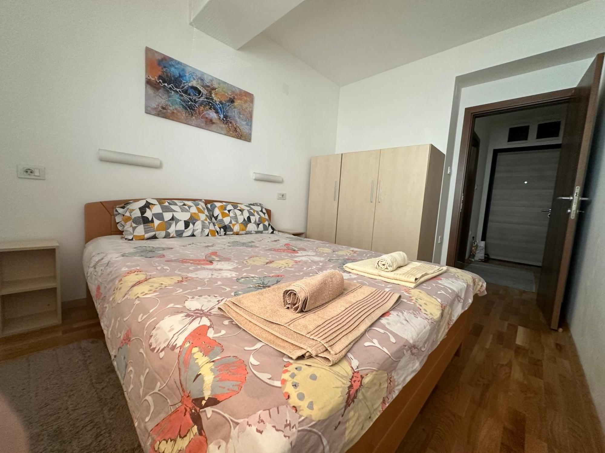 Ira'S 2 Bedroom Central Place With Private Parking Escópia Exterior foto