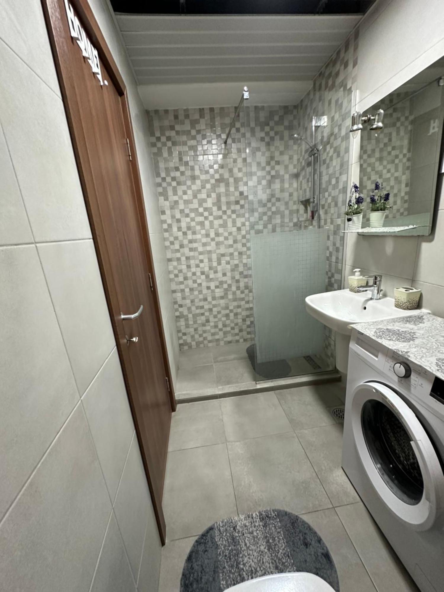 Ira'S 2 Bedroom Central Place With Private Parking Escópia Exterior foto